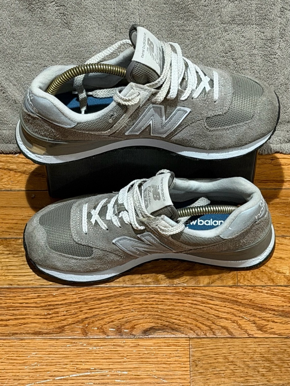 New Balance 574 Shoes Womens 7 B Classic Grey Suede Mesh Sneakers WL574EVG - Picture 2 of 8